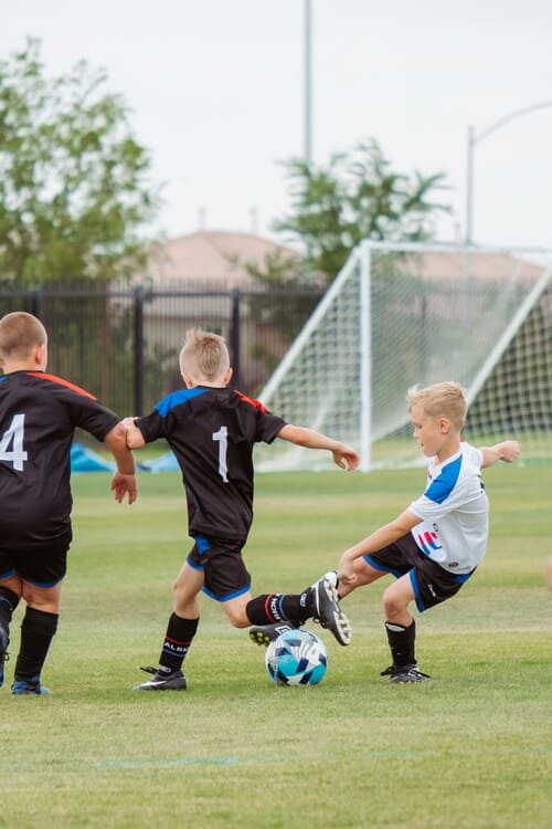 Pojkar som spelar fotboll